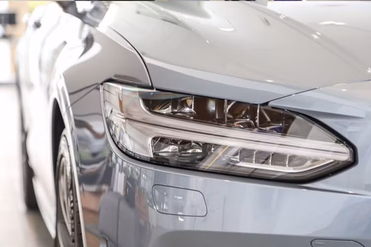 Đèn LED công nghệ Active High Beam vẫn được áp dụng cho mẫu xe này và đèn daylight thiết kế hình chữ T "búa Thor" đặc trưng của Volvo.