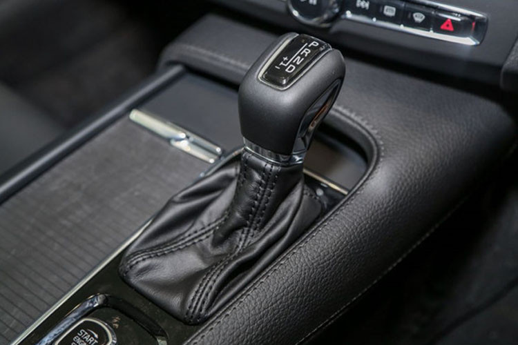 Kết hợp với hộp số tự động 8 cấp của Aisin và hệ dẫn động cầu trước, mẫu sedan hạng sang này có khả năng tăng tốc 0-100 km/h trong 6,8 giây trước khi đạt tốc độ tối đa 230 km/h. Được biết, mức tiêu hao nhiên liệu của S90 T5 Momentum vào khoảng 7l/100 km ở điều kiện đường hỗn hợp.