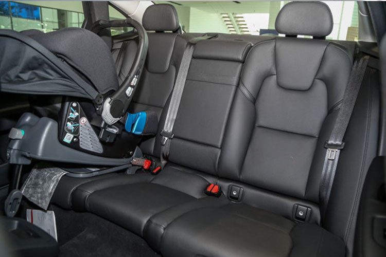 Toàn bộ ghế ngồi được bọc da Nappa màu đen cao cấp kết hợp cùng các chi tiết trang trí bằng gỗ óc chó và nhôm nguyên chất mang đến không gian sang trọng không thua kém gì đàn anh T8. Cần số pha lê trên T8 được cắt giảm xuống còn cần số bọc da trên T5 Momentum.