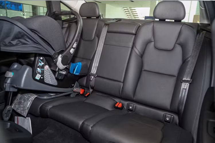 Toàn bộ ghế ngồi được bọc da Nappa màu đen cao cấp kết hợp cùng các chi tiết trang trí bằng gỗ óc chó và nhôm nguyên chất mang đến không gian sang trọng không thua kém gì đàn anh T8. Cần số pha lê trên T8 được cắt giảm xuống còn cần số bọc da trên T5 Momentum.