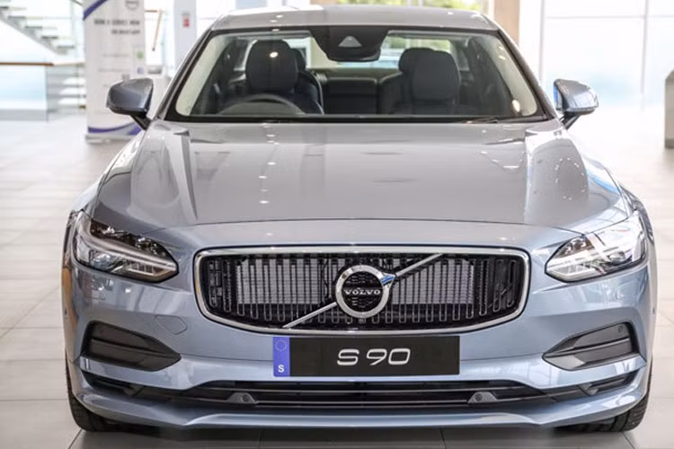 Chrome chỉ còn xuất hiện trên logo, viền lưới tản nhiệt và viền cửa trước/sau.