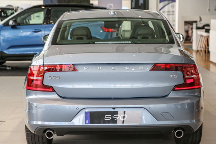 Ngoài ra, mẫu xe này còn có đến 6 tùy chọn màu sắc ở thị trường Malaysia. Mức giá Volvo S90 T5 Momentum tại thị trường Malaysia sẽ rơi vào khoảng 80.800 USD (khoảng 1,9 tỷ đồng).