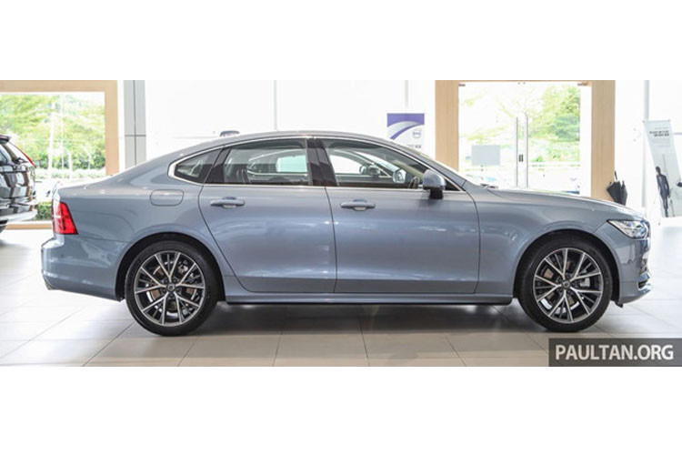 Mẫu sedan hạng sang Volvo S90 T5 Momentum được trang bị bộ vành 19 inch 5 chấu ''đinh ba'' được bao bọc bởi bộ lốp 255/40 Michelin Pilot Sport 4 làm cho S90 T5 Momentum trở nên thể thao hơn.