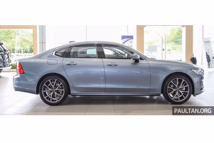 Mẫu sedan hạng sang Volvo S90 T5 Momentum được trang bị bộ vành 19 inch 5 chấu ''đinh ba'' được bao bọc bởi bộ lốp 255/40 Michelin Pilot Sport 4 làm cho S90 T5 Momentum trở nên thể thao hơn.