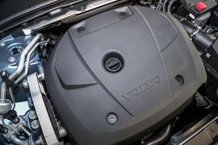 Đặc biết nhất ở S90 T5 Momentum là sự thay đổi lớn nhất về hệ truyền động. Bên dưới nắp ca-pô là khối động cơ tăng áp Drive-E 4 xy-lanh 2.0L sản sinh công suất tối đa 252 mã lực và mô-men xoắn cực đại 350 Nm tại vòng tua máy 1.500-4.800 vòng/phút.