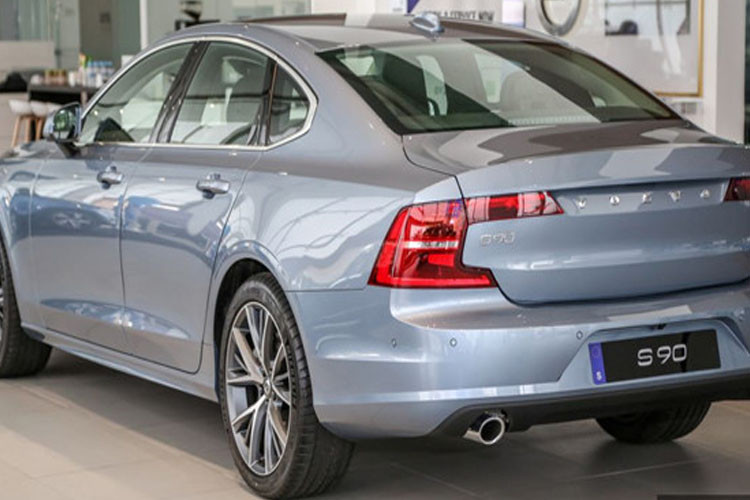 Phần sau của xe gây thu hút với đèn hậu LED hình chữ C truyền thống của Volvo cho hiệu ứng cảnh báo tốt hơn. Hệ thống ống xả kép hình thang trên S90 T8 Twin Engine PHEV Inscription được thay thế bằng ống xả tròn và cầu nối chrome giữa hai ống xả cũng được loại bỏ.