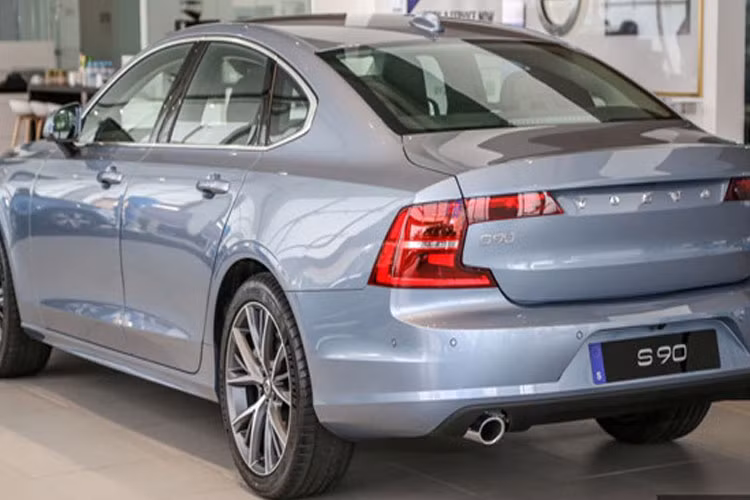 Phần sau của xe gây thu hút với đèn hậu LED hình chữ C truyền thống của Volvo cho hiệu ứng cảnh báo tốt hơn. Hệ thống ống xả kép hình thang trên S90 T8 Twin Engine PHEV Inscription được thay thế bằng ống xả tròn và cầu nối chrome giữa hai ống xả cũng được loại bỏ.