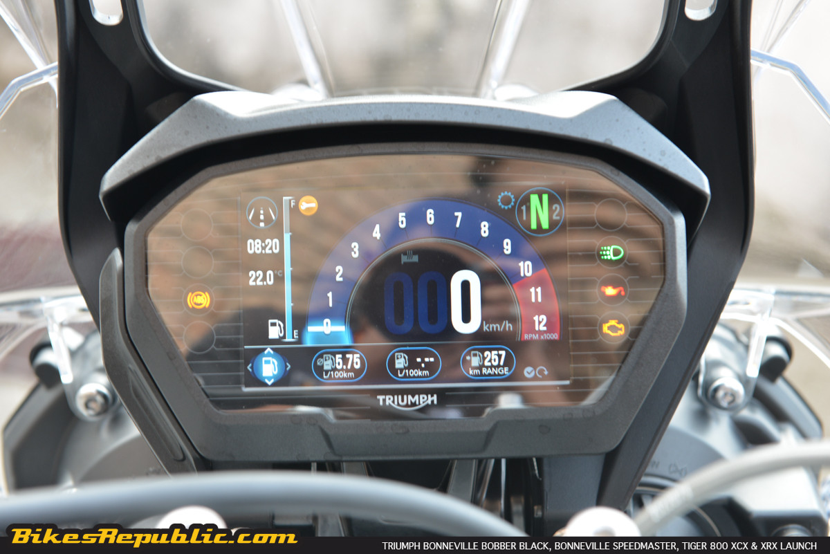 Tiger 800 đi kèm là bảng điều khiển TFT Full LCD. Hệ thống kiểm soát trang bị tiêu chuẩn cùng với các chế độ lái.