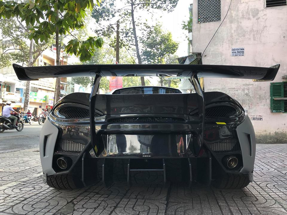 Thiết kế đường cong hấp dẫn của bản nguyên bản này đã được thay thế bằng cản va sau thể thao, các khe khuyết tán mới và đặc biệt cánh gió đuôi "khổng lồ".