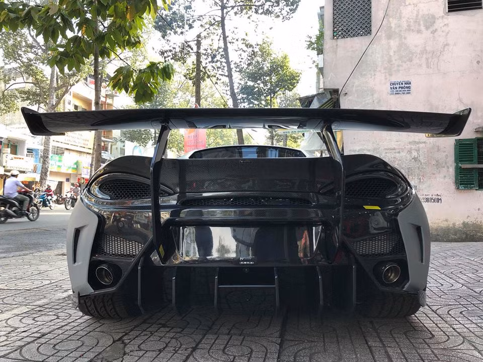 Thiết kế đường cong hấp dẫn của bản nguyên bản này đã được thay thế bằng cản va sau thể thao, các khe khuyết tán mới và đặc biệt cánh gió đuôi "khổng lồ".