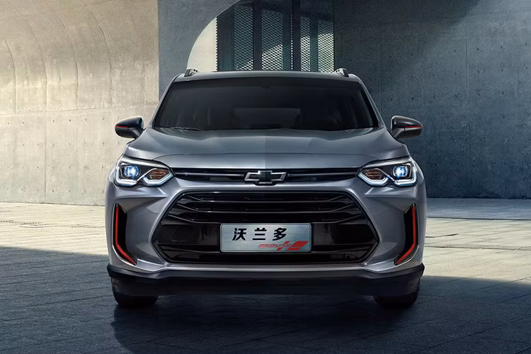 Mặt trước của Chevrolet Orlando 2019 là lưới tản nhiệt kép. Đèn pha Bi-xenon kết hợp với dải chiếu sáng ban ngày dạng LED. Mẫu xe thuộc phiên bản Redline nên được trang trí chi tiết màu đỏ.