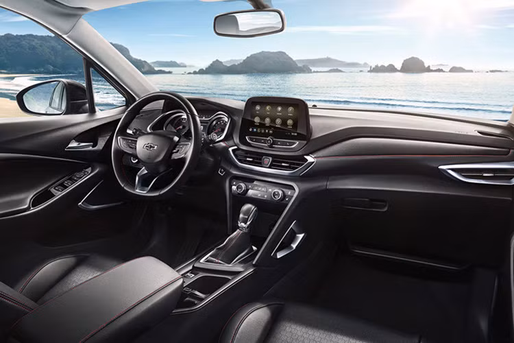 Bên trong xe, nội thất được thiết kế hoàn toàn mới. Với bảng điều khiển trung tâm góc nghiêng 10 độ giúp người dùng tương tác dễ dàng hơn. Màn hình giải trí trung tâm dạng cảm ứng, kích thước 8 inch. Vô-lăng thể thao 3 chấu tích hợp các nút bấm điều chỉnh nhanh. Và xe có cửa sổ trời full view.