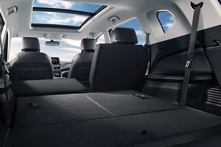 Hàng ghế cuối có thể gập xuống mở ra không gian rất rộng để chứa đồ lên tới 1.520 lít.