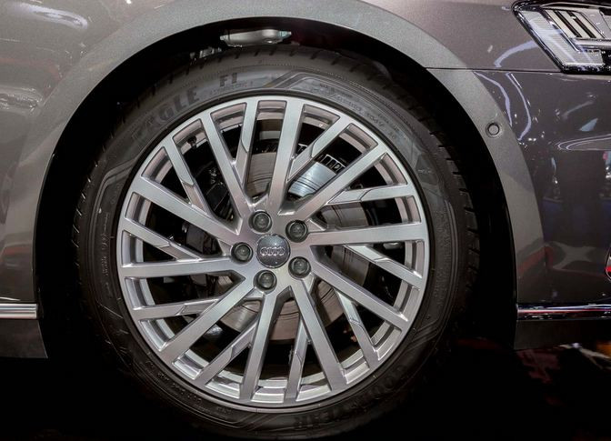 Bộ mâm đa chấu kích thước từ 17-21 inch, chất liệu hợp kim.