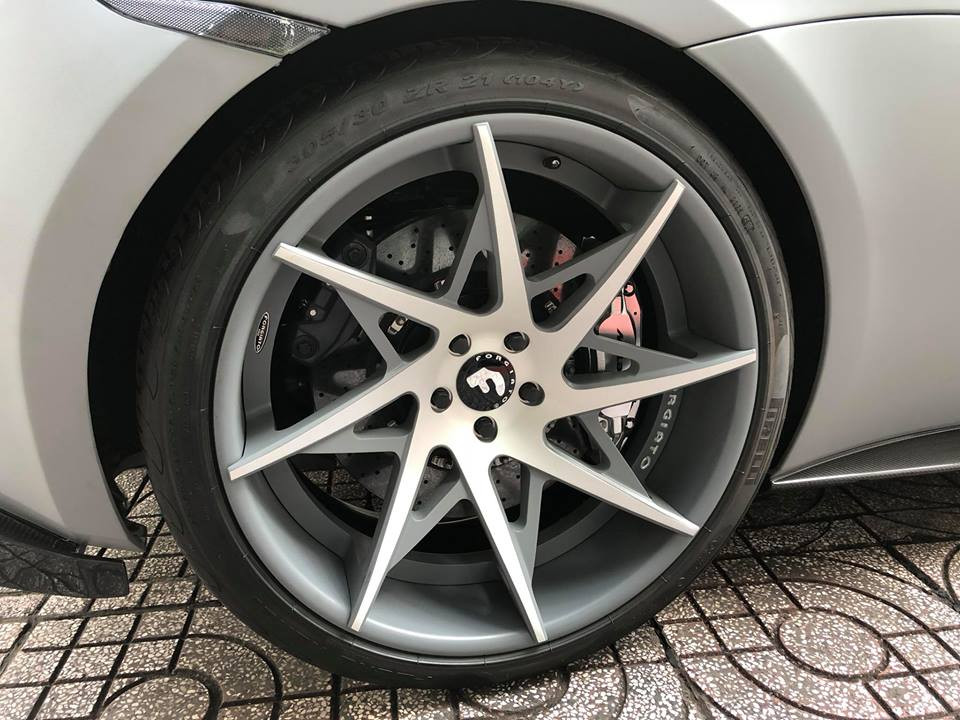 La-zăng thể thao 5 chấu kép với điểm nhấn là logo hình lưỡi liềm được bao phủ bằng sợi carbon. Phía sau la-zăng là một cánh lướt gió bằng sợi carbon, trên đó có ghi tên xe như dấu hiệu nhận biết.