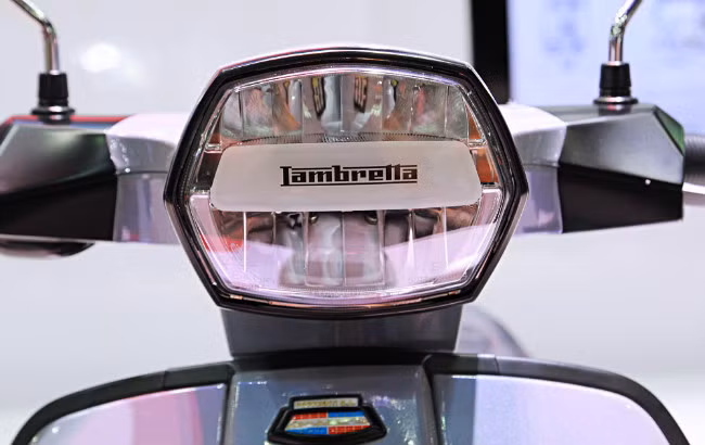 Đèn pha công nghệ full LED hiện đại. Điểm nhấn là logo Lambretta bên trong đèn.
