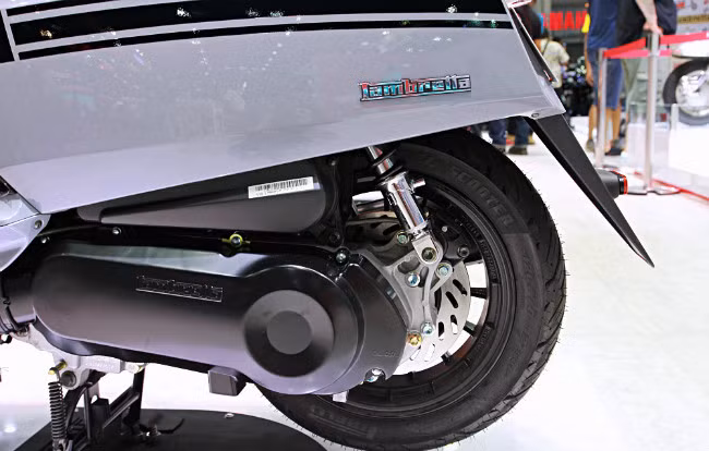 Động cơ trên hai phiên bản Lambretta V-Special đều đáp ứng tiêu chuẩn khí thải Euro 4. Các trang bị tiện ích trên xe bao gồm cốp chứa vật dụng cá nhân, móc treo đồ, cổng sạc USB 12 V...