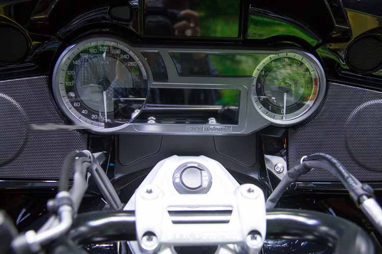 BMW K1600 Grand America được tích hợp 3 chế độ lái bao gồm: Rain (Trời mưa trơn trượt), Road (Đường phố thôn thường) và Dynamic (Linh động mạnh mẽ), đi kèm với hệ thống kiểm soát bám đường.