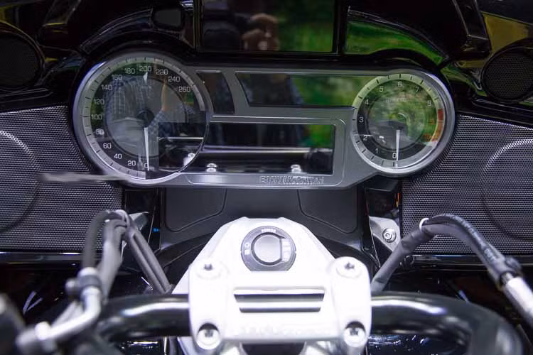 BMW K1600 Grand America được tích hợp 3 chế độ lái bao gồm: Rain (Trời mưa trơn trượt), Road (Đường phố thôn thường) và Dynamic (Linh động mạnh mẽ), đi kèm với hệ thống kiểm soát bám đường.