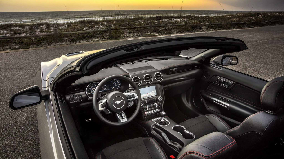 Nội thất bọc da lộn màu đen, đi kèm các chữ "GT/CS" thêu nổi và những đường chỉ khâu màu đỏ tương phản tuyệt đẹp.