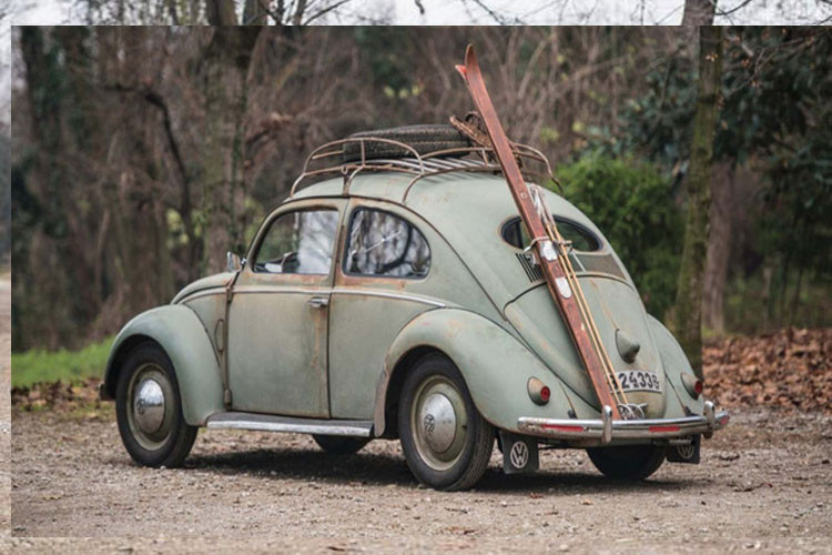 Dù có ngoại thất cũ kĩ và thậm chí là đã hoen gỉ nhưng chiếc Volkswagen Type 1 Beetle phiên bản 1952 vẫn có giá 58.240 euro. Bởi nó là một trong những chiếc Beetle hiếm hoi trên thế giới còn nguyên bản 100%.
