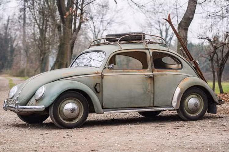 Điều đặc biệt ở chiếc xe này là nó chỉ thuộc về một chủ suốt từ năm 1952 đến 2014. Một người đàn ông Thụy Điển chỉ lái duy nhất chiếc Beetle này trong suốt 11 năm, từ 1952 đến 1963 thì đem cất hơn 50 năm.
