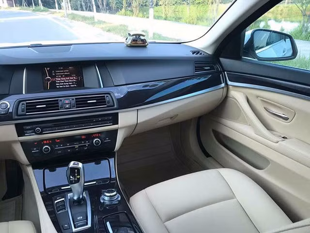 Trung tâm bảng điều khiển là màn hình giải trí cỡ vừa tích hợp Camera lùi, bản đồ Việt Nam, kết nối điện thoại rảnh tay, AM, FM, CD, AUX, USB,…