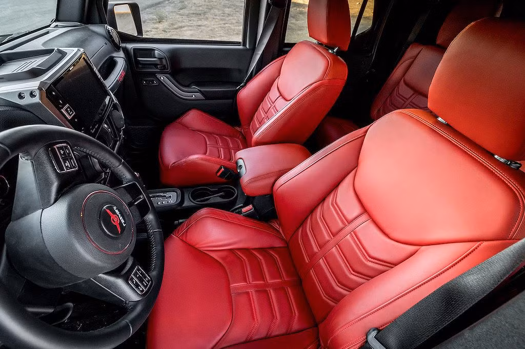 Chiếc xe cũng được trang bị sẵn hệ thống thông tin giải trí với màn hình 7,9 inch được kết nối với internet.