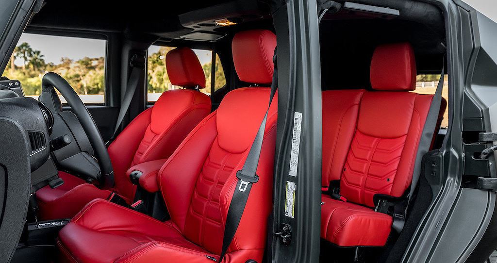 Nội thất sang trọng mang phong cách thể thao. Khác với vẻ mạnh mẽ bên ngoài, bên trong lại được trau chuốt khá mềm mại với loạt nội thất bọc da đỏ tươi, trần xe bọc nhung và nhiều tùy chọn cao cấp.