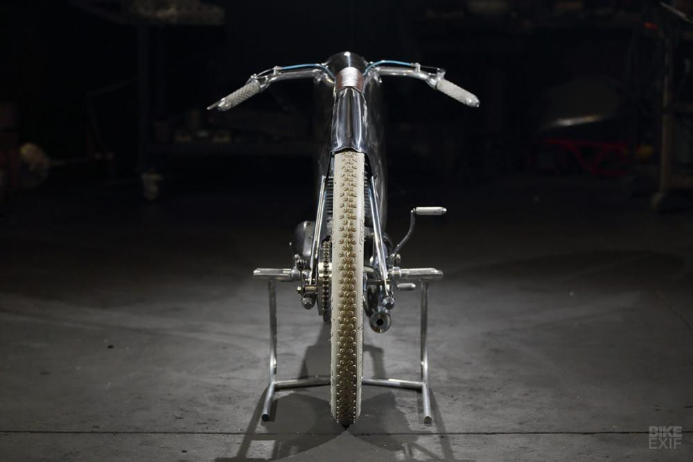 Thân xe mỏng không khác gì một chiếc xe đạp bình thường.