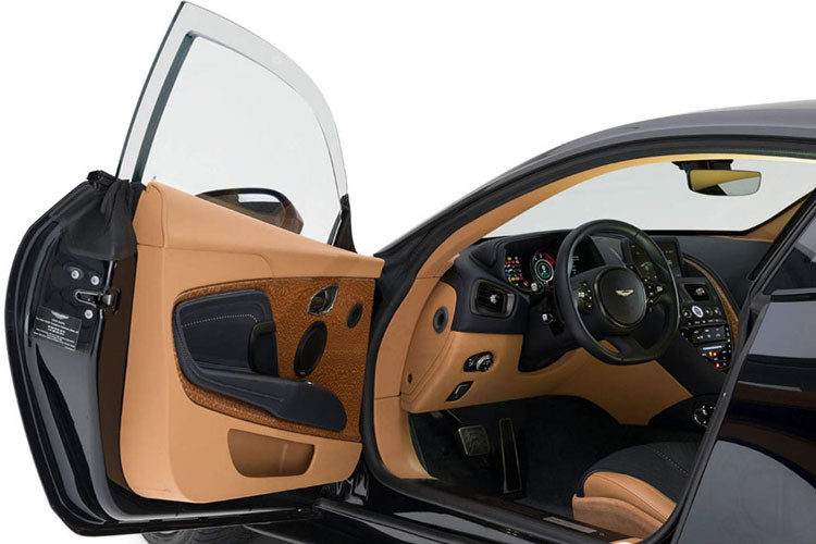 Sở dĩ có khả năng siêu phàm như vậy bởi loại thép dùng bọc xe này thuộc dạng đặc biệt kết hợp vật liệu composite nên chiếc DB11 của Trasco chỉ phải tải thêm chưa đầy 150kg so với bản thường.