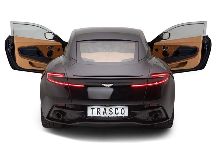 Lớp bọc giáp khiến chiếc xe trong dày dặn và uy mãnh hơn rất nhiều.