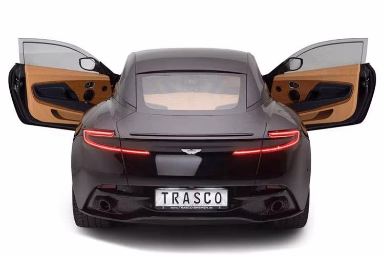 Lớp bọc giáp khiến chiếc xe trong dày dặn và uy mãnh hơn rất nhiều.