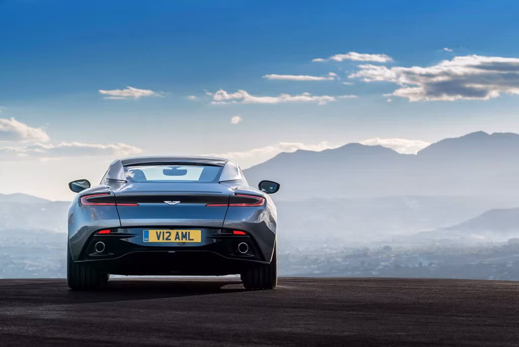 Giá xe Aston Martin DB11 "độ" bọc thép vẫn còn ẩn số. Tuy nhiên, phiên bản tiêu chuẩn sẽ được của nó sẽ có không dưới 200.000 USD.