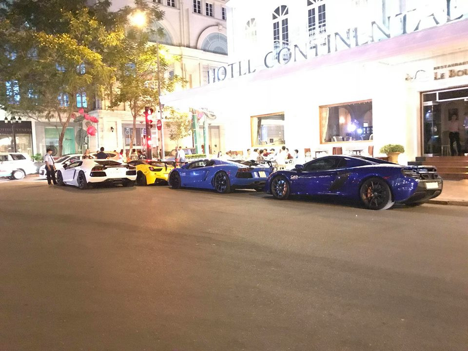 bộ đôi siêu xe độ khủng bao gồm Lamborghini Aventador LP700-4 và Ferrari 458 Italia và cuối cùng là chiếc McLaren 650S Spider màu xanh dương độc nhất Việt Nam nối đuôi nhau cùng đỗ tại một điểm.