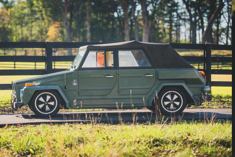 Dù là xe quân sự nhưng Volkswagen The Thing được trang bị mui mềm cơ động khác hẳn những phiên bản xe quân sự của các hãng tên tuổi khác.