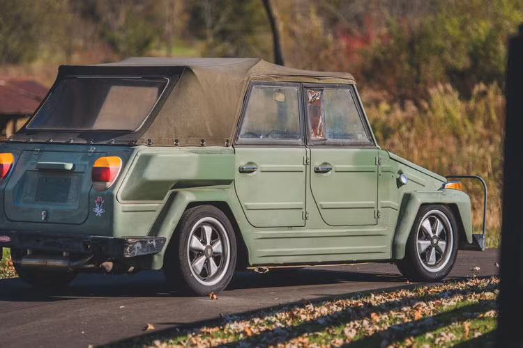 Volkswagen Thing 1974 nguyên bản chắc hẳn vẫn còn giá trị dù nhiều chi tiết ngoại nội thất đã cũ và hoen gỉ.
