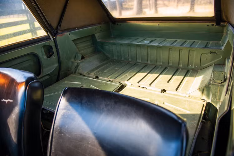 Các chi tiét khác mang đậm chất xe ôtô quân đội giống như Jeep...