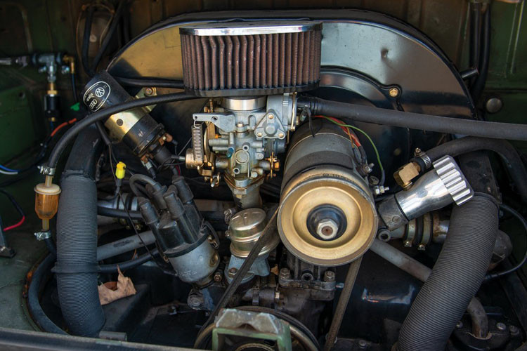 Xe sử dụng khối động cơ phẳng 4 xy lanh đi kèm hộp số tay 4 cấp.