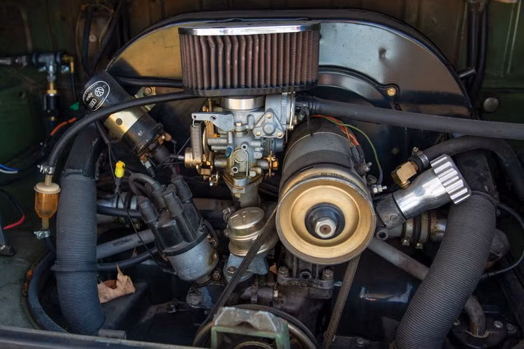 Xe sử dụng khối động cơ phẳng 4 xy lanh đi kèm hộp số tay 4 cấp.