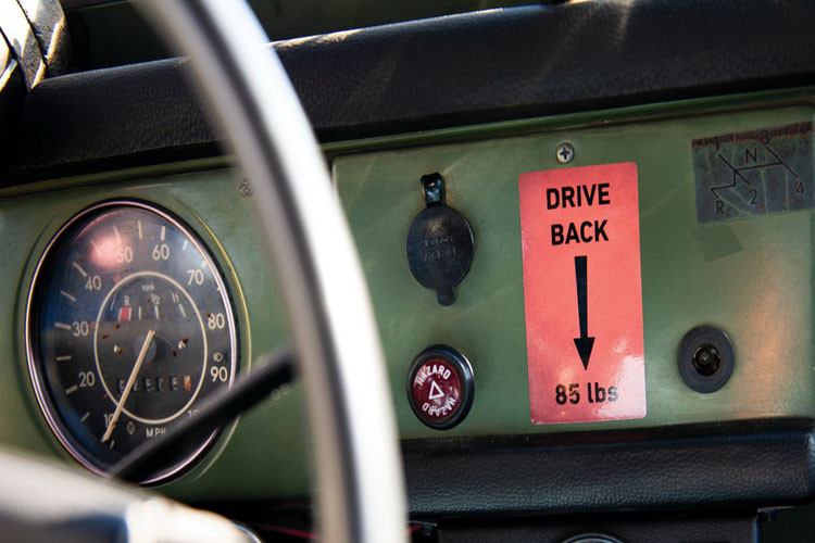 Cụm đồng hồ điều khiển được trang bị đơn giản dạng cơ.