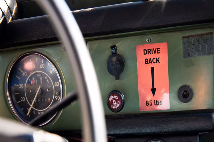 Cụm đồng hồ điều khiển được trang bị đơn giản dạng cơ.