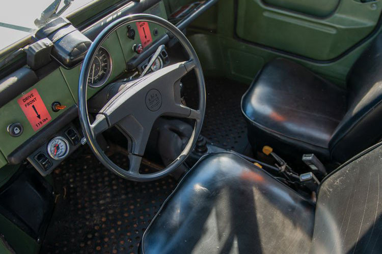 Nội thất bên trong xe đã cũ.