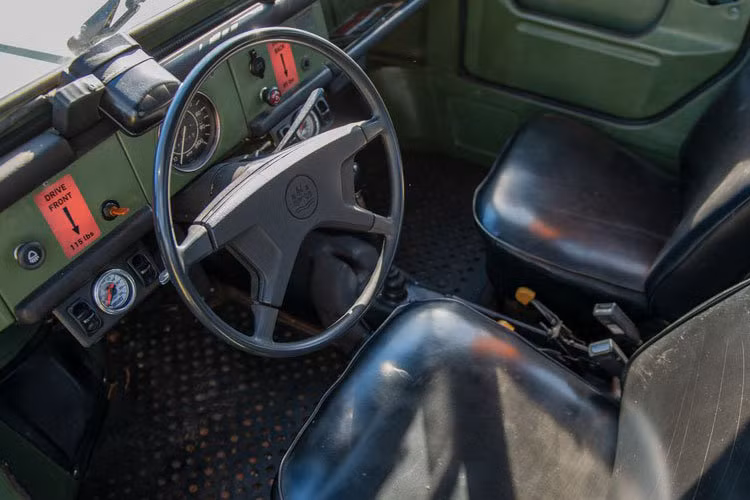 Nội thất bên trong xe đã cũ.