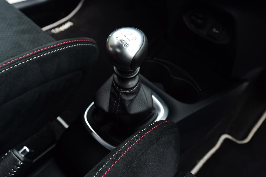 Yaris GR Sport vẫn sử dụng hệ truyền động của mô hình tiêu chuẩn, đó là động cơ hybrid 4 xi-lanh dung tích 1,5 lít có tổng công suất 99 mã lực, đi kèm hộp số vô cấp CVT.