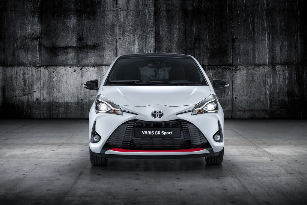 Đầu tiên là Phiên bản thể thao Toyota Yaris GR Sport. Yaris GR Sport được bổ sung cánh gió cùng phần nóc được sơn đen mang đậm phong cách thể thao. Lưới tản nhiệt, ốp gương, viền đèn sương mù và gờ cửa được hoàn thiện bởi màu đen piano bóng bẩy. Mặt trước của xe cũng nổi bật hơn nhờ một đường trang trí màu đỏ chạy ngang đáy lưới tản nhiệt.