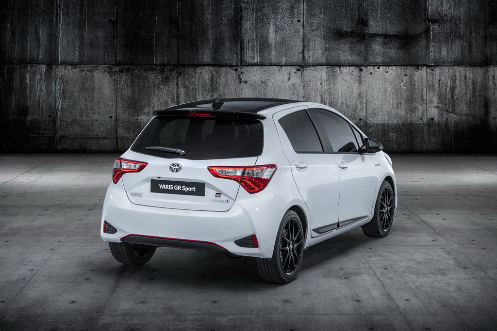 Yaris GR Sport là mâm hợp kim đen 17 inch độc quyền cùng dàn lốp Bridgestone Potenza RE50