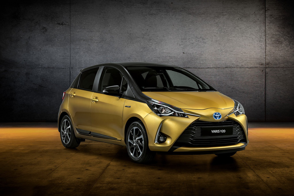 Trong khi đó biến thể Yaris Y20 lại gây chú ý bởi màu sắc sơn vàng độc đáo. Hãng xe Nhật Bản cho biết thân xe hai tông màu của Y20 cũng sẽ có thêm tùy chọn màu sắc bạc, trắng hoặc đen đi kèm với phần nóc sơn xám.