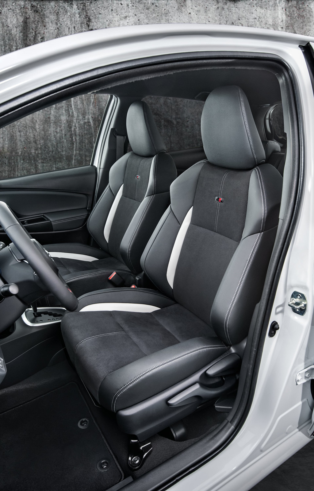 Bộ ghế thể thao bọc vải nhung Ultrasuede mang thương hiệu GR,