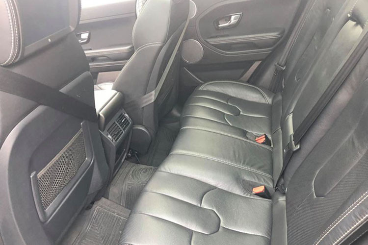 Là một phiên bản đặc biệt, việc chiếc Range Rover Evoque giá rẻ trên thị trường xe cũ hiện nay, chính vì vậy - khi được đăng rao bán trên các trang tin mua bán xe - nó đã khiến không ít người bất ngờ.